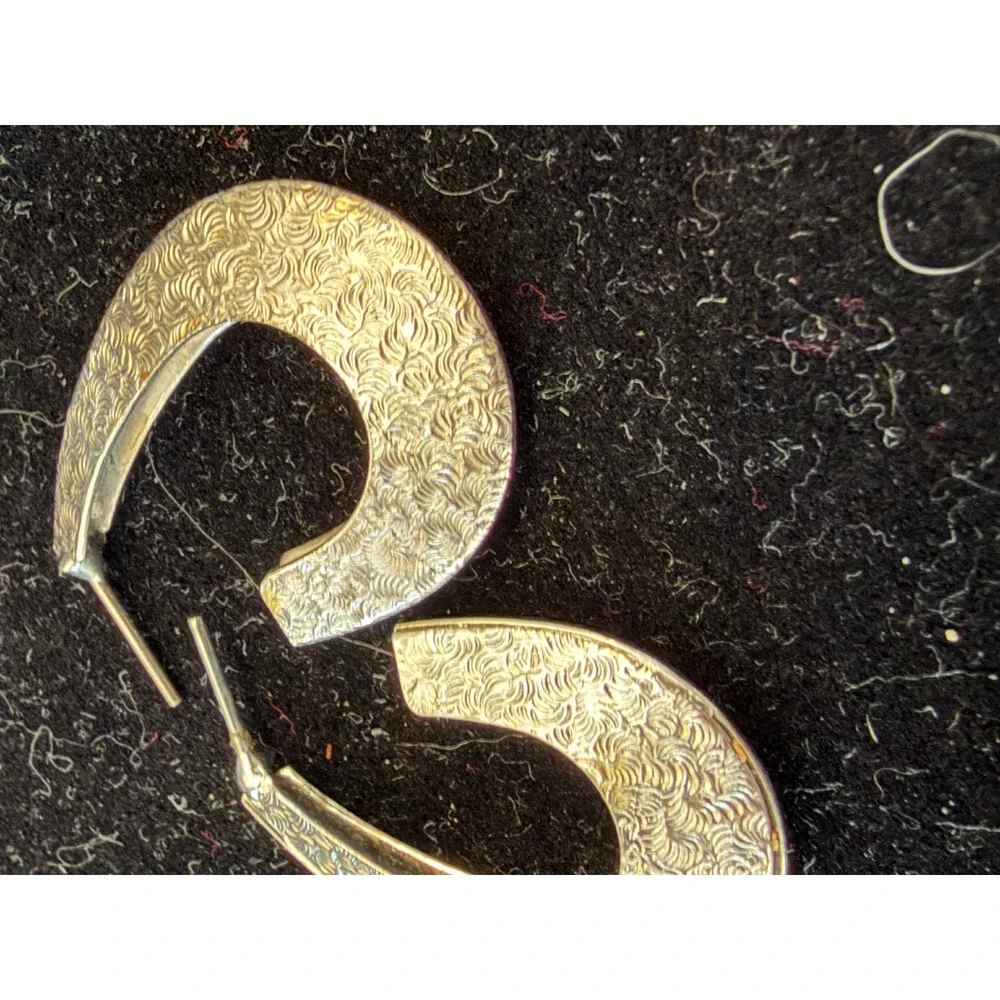 Textured Hoop Earrings Silver Swirl Pattern Crescent Horseshoe Cowgirl Rodeo‎